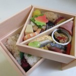 たけ本 - このお弁当は洒落たスライド式の２段重ねのお弁当。