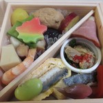 たけ本 - 
おかずにもこの店自慢の鰻料理の一つの鰻巻、タコの煮付、合鴨のロース等様々な料理が詰めあわしてありました。

