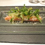 リストランテ カノフィーロ - ノルウェーサーモンのクルード　日向夏と山ワサビ