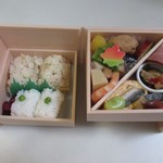 たけ本 - 全部開くと下段にご飯、上段がおかずになってます。
