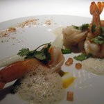 レフェルヴェソンス - 天使海老のポワレ　コリアンダーとオレンジのペースト　赤ワインヴィネガーのジュレ　泡立てた海老のジュ　白菜の生ハム風味