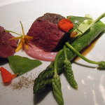 レフェルヴェソンス - 春の躍動～　岩手短角牛イチボ肉のロティとそのジュ、グリーンアスパラガスとアスペルジュソバージュ、紅芯大根のピュレ、ナスタチウム