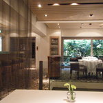 レフェルヴェソンス - 半個室からの様子。窓の外には緑が見えます