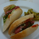 粗挽きソーセージのサンドウィッチ　750円