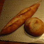 キュイジーヌ[s] ミッシェル・トロワグロ - バゲットと全粒粉のパン