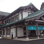 龍宮殿本館 - 雪舞う正面玄関