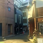 Bistro Rojiura - この路地の奥にお店がありますよ～