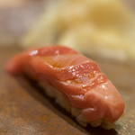 うを徳 - 日向油津（ひむらあぶらつ）の中鮪（ちゆうばう）、十六貫（≒60kg）、肥肉（あぶ）