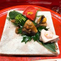 草喰 なかひがし - ①燻製イワシ・鰤の蕪サンド麹漬け・椿に見立てた酢漬け蕪と干し柿とからすみ粉・菜の花・牡蠣時雨煮・栃餅