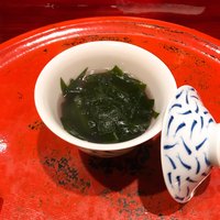 草喰 なかひがし - ③ワカメと若竹の赤蕪汁