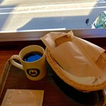 モリバコーヒー - ハムチーズトーストのセット。
ブレンドコーヒーをサイズアップして税込444円。
美味し。