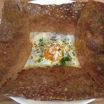 玉ねぎとハムの入ったガレット