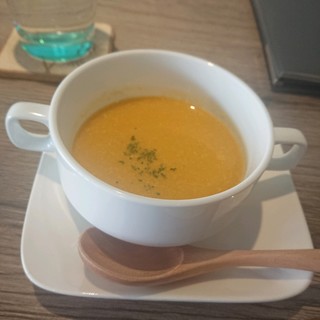 KUTSURO gu Café - 黄ピーマンのスープ