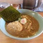 濃厚豚骨ラーメン 仁 - ラーメン中盛背脂少し麺固め(750円) 焦がした醤油なのか、酸味なのか、不思議な醤油味だ。