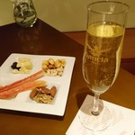 神戸ポートピアホテル - ナイトキャップのシャンパンとドライフルーツ