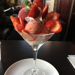 ザ リビング - おれはこれを食べに来た 苺のパフェを
