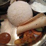 サスラリガラ - 手前左がトマトのチャツネ、右がアルコアチャール