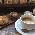 カフェ コチ - ホットコーヒー
            ドライトマトのパン
            オリーブのパン