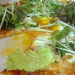 Pasta & Pizza RUMBLE - Ｒｕｍｂｌｅ・半熟卵とサラダのピザ 近影