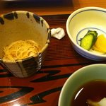 天ぷら 逢坂 - 【ランチ】小鉢（そうめん）、漬物、天つゆ