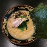 Yokohama Ie Keira-Men Shinzan - 濃厚とんこつラーメン（醤油）