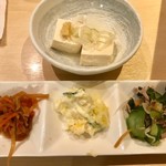お通しの三点盛りと冷奴