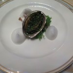 名古屋マリオットアソシアホテル - 鮑のステーキ 香草バター和え　南米産キヌアのカリフラワーライス添え　海藻のサラダ コキヤージュの泡