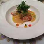 名古屋マリオットアソシアホテル - 鱸と帆立貝のムースのスフレ仕立て オマール海老と共に　赤と黄のパプリカとズッキーニのブリュノワーズ 雲丹ソース