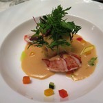 「鱸と帆立貝のムースのスフレ仕立て オマール海老と共に　赤と黄のパプリカとズッキーニのブリュノワーズ 雲丹ソース」のアップ