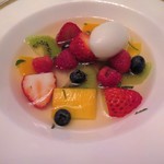 名古屋マリオットアソシアホテル - 「季節のフルーツとシャーベットのスープ仕立て　エキゾチックミントの香り」のアップ