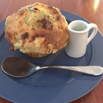 アリンコ モウ ダッシュ - 桃とゴルゴンゾーラチーズのマフィン