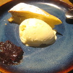 アルドアック - デザート（タルタ・デ・サンティアゴ、どんぐりリキュールとヴァニラ・アイス、カリンジャム）