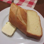 ビストロ アオキ - パスタにセットのパン