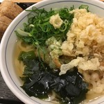 うどんウエスト - 入れ放題のネギと天かす、てんこ盛り❗️