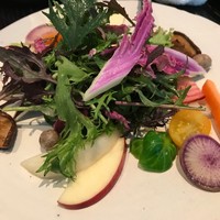 ラ・ボンヌターブル - まずは自慢の野菜からスタート。各種、異なる仕事で仕上げられており、驚きの味わいです。