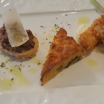 里山イタリアンAJIKURA - アンティパスト
            ②チョウザメ(島根県邑南町産・養殖)のフリット、地元産カリフラワーのソース
            
            ③フリッタータ(イタリア風キッシュ)
            
            ④ブルスケッタ
            広島牛のそぼろ、イタリア産のチーズをのせて