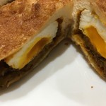 ベーカリーショパン - 半熟卵のキーマカレーパン（183円）