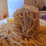 デフォ茹ででちょいゴワ食感のシッカリ麺