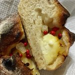 Pane Ho Maretta - ももとカマンベールにピンクペッパーをトッピング