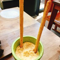 イル ギオットーネ ディ ピュー - 植木に見立てたグリッシーニ