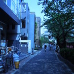 東京 土山人 - 東京 土山人は川沿いにあります