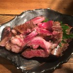 万両 - 骨の周りの肉は店員さんがこそぎ取って提供してくれます