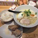 麺屋　龍 - 卓上のゆで卵も投入