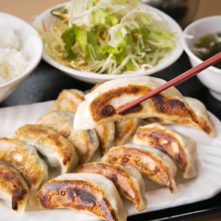 A large portion of 12 Gyoza / Dumpling! Lunch sets start from 680 yen.