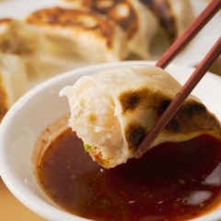 皮はカリッと、中は肉汁がジュワッ！手作り餃子は全10種類！
