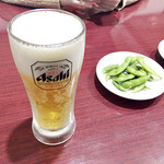 家宴 - 生ビール。なんとサービスで枝豆が付いてる。