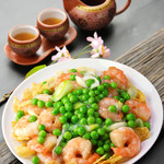 Fried shrimp with green peas