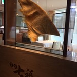 家全七福酒家　SEVENTH SON RESTAURANT - 大きな乾燥フカヒレが、飾ってあります。