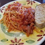 緑のイスキア - 「ベーコンとオニオンのトマトソーススパゲッティ・羊のチーズをかけて」