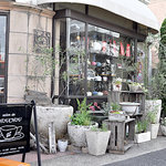 サロン・ド シュシュ - ハーブなどの鉢植えたちが迎えてくれます